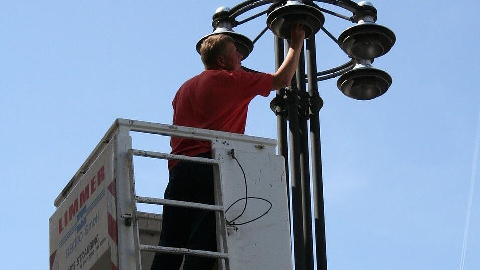 Die Straßenbeleuchtung sorgt nicht nur verkehrstechnisch für Sicherheit, sondern bietet auch für Bürger ein Sicherheitsgefühl. Die Straßenbeleuchtung sorgt nicht nur verkehrstechnisch für Sicherheit, sondern bietet auch für Bürger ein Sicherheitsgefühl.
