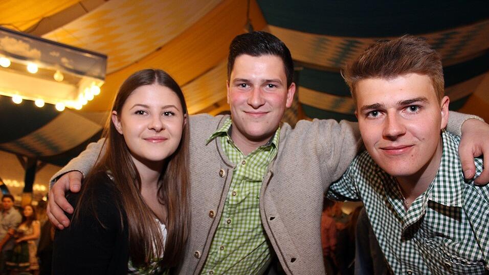 Die Frühjahrsdult 2017 in Landshut neigt sich dem Ende entgegen. Grund genug, noch einmal richtig in den Bierzelten zu feiern - abgerundet vom traditionellen Feuerwerk. Die Frühjahrsdult 2017 in Landshut neigt sich dem Ende entgegen. Grund genug, noch einmal richtig in den Bierzelten zu feiern - abgerundet vom traditionellen Feuerwerk.