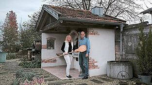 Margit und Claus Iturralde haben in Hunderdorf ihren ganz eigenen „Hänsel und Gretel“-Ofen, in dem sie Brot, Sengzelten und auch mal bei Gelegenheit einen Schweinebraten zubereiten. Margit und Claus Iturralde haben in Hunderdorf ihren ganz eigenen „Hänsel und Gretel“-Ofen, in dem sie Brot, Sengzelten und auch mal bei Gelegenheit einen Schweinebraten zubereiten.