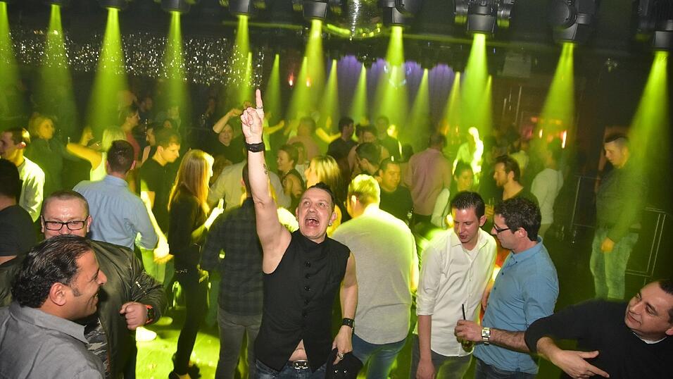 Im Stars wurde wurde wieder getanzt und gefeiert, bis das Licht anging. Im Stars wurde wurde wieder getanzt und gefeiert, bis das Licht anging.