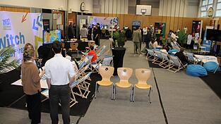 Blick in die Realschul-Sporthalle, die zu einem Treffpunkt der bayerischen E-Sport-Szene wurde. Blick in die Realschul-Sporthalle, die zu einem Treffpunkt der bayerischen E-Sport-Szene wurde.