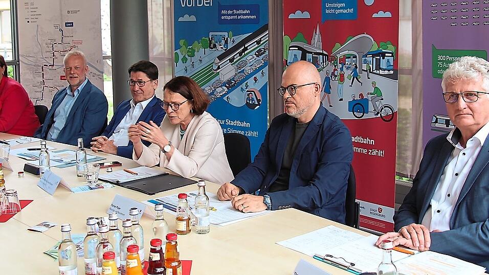 Sandra Schönherr (von links), Frank Steinwede, Manfred Koller, Gertrud Maltz-Schwarzfischer, Florian Plajer und Thomas Feig stellten die Berechnungen für eine erweiterte E-Busflotte vor. Sandra Schönherr (von links), Frank Steinwede, Manfred Koller, Gertrud Maltz-Schwarzfischer, Florian Plajer und Thomas Feig stellten die Berechnungen für eine erweiterte E-Busflotte vor.