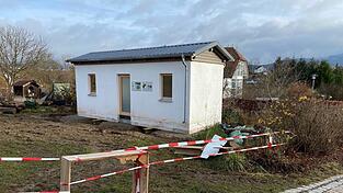 Erbaut von Chamer Berufsschülern als potenzieller Rückzugsort für Obdachlose. Aber warum befindet sich das Tinyhaus nun auf einem Privatgrundstück am Schinderbuckel? Erbaut von Chamer Berufsschülern als potenzieller Rückzugsort für Obdachlose. Aber warum befindet sich das Tinyhaus nun auf einem Privatgrundstück am Schinderbuckel?