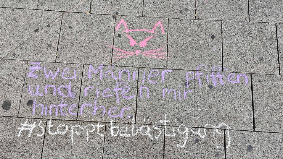 In Frankreich ist Catcalling bereits strafbar. In Frankreich ist Catcalling bereits strafbar.