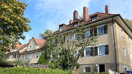 Im Fokus stehen die sechs zu einer zusammenhängenden Häuserzeile zusammengefassten Wohnhäuser, die im Jahr 1912 für Bahnbedienstete errichtet wurden. Im Fokus stehen die sechs zu einer zusammenhängenden Häuserzeile zusammengefassten Wohnhäuser, die im Jahr 1912 für Bahnbedienstete errichtet wurden.