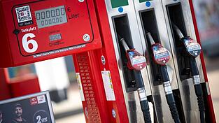 Die Preise an den Zapfsäulen steigen trotz erster politischer Maßnahmen immer weiter. (Archivbild) Die Preise an den Zapfsäulen steigen trotz erster politischer Maßnahmen immer weiter. (Archivbild)