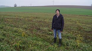 Auf dem Feld in Pfaffenbach, auf dem Landwirt Michael Kollmannsberger steht, könnte eine Agri-PV-Anlage entstehen. Auf dem Feld in Pfaffenbach, auf dem Landwirt Michael Kollmannsberger steht, könnte eine Agri-PV-Anlage entstehen.