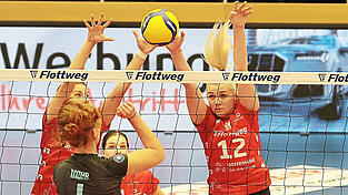 Kein Durchkommen: Pia Fernau (im Block links) und Tina de Groot (im Block rechts) ließen auch gegen Hörde das eine oder andere Mal den Ball einfach an sich abprallen - unter anderem per „Monsterblock“ zum 25:19 im zweiten Satz. Kein Durchkommen: Pia Fernau (im Block links) und Tina de Groot (im Block rechts) ließen auch gegen Hörde das eine oder andere Mal den Ball einfach an sich abprallen - unter anderem per „Monsterblock“ zum 25:19 im zweiten Satz.