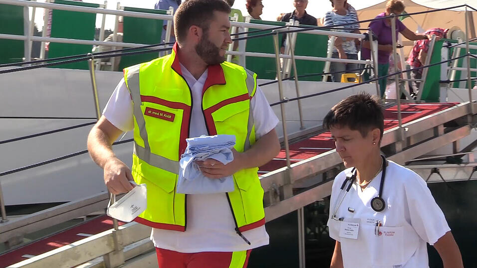 Magen-Darm-Infekt an Bord einer Donau-Kreuzfahrt! Etwa 120 Gäste waren von Ungarn aus mit dem Schiff nach Passau gestartet. Dort mussten letztlich 13 Passagiere ärztlich versorgt werden. Magen-Darm-Infekt an Bord einer Donau-Kreuzfahrt! Etwa 120 Gäste waren von Ungarn aus mit dem Schiff nach Passau gestartet. Dort mussten letztlich 13 Passagiere ärztlich versorgt werden.