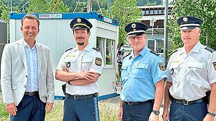 MdL Julian Preidl am Montagnachmittag am Grenzübergang Furth im Wald/Schafberg im Gespräch mit Philipp Rammrath, Martin Huber und Reiner Weigand (von links). MdL Julian Preidl am Montagnachmittag am Grenzübergang Furth im Wald/Schafberg im Gespräch mit Philipp Rammrath, Martin Huber und Reiner Weigand (von links).