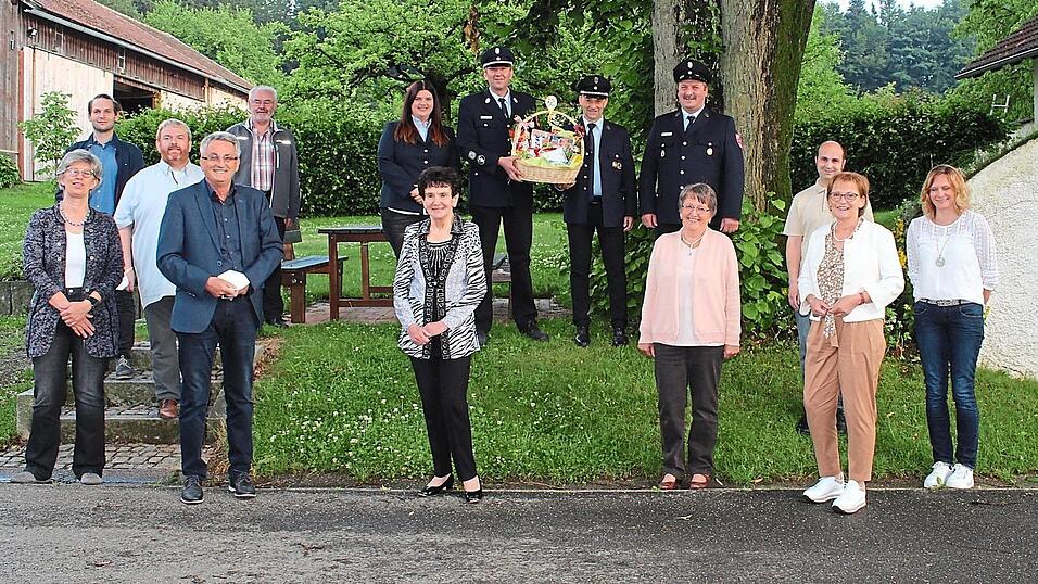 Mit Pfarrer Albert Hölzl, Bürgermeister Ludwig Prögler und Vereinsvertretern feierte Lydia Bücherl (vorne, Dritte von links) im Gasthaus Laubmeier in Steinlohe ihren 75. Geburtstag. Mit Pfarrer Albert Hölzl, Bürgermeister Ludwig Prögler und Vereinsvertretern feierte Lydia Bücherl (vorne, Dritte von links) im Gasthaus Laubmeier in Steinlohe ihren 75. Geburtstag.
