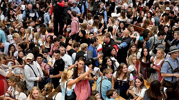 Beim Reservierungswechsel wird es voll auf der Wiesn. Beim Reservierungswechsel wird es voll auf der Wiesn.