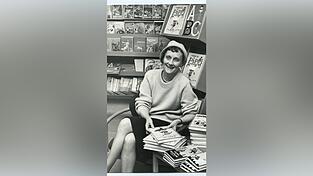 Die berühmte Buchautorin Astrid Lindgren hatte es nicht immer leicht im Leben, trotzdem hat sie nie den Mut verloren. Als ihr erstes Buch „Pippi Langstrumpf“ vom ersten Buchverlag abgelehnt wurde, gab sie nicht auf und gewann schließlich mehrere Preise dafür. Heute sind ihre Werke weltbekannt und wurden in über 100 Sprachen übersetzt. Die berühmte Buchautorin Astrid Lindgren hatte es nicht immer leicht im Leben, trotzdem hat sie nie den Mut verloren. Als ihr erstes Buch „Pippi Langstrumpf“ vom ersten Buchverlag abgelehnt wurde, gab sie nicht auf und gewann schließlich mehrere Preise dafür. Heute sind ihre Werke weltbekannt und wurden in über 100 Sprachen übersetzt.