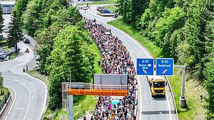 Tausende demonstrierten gegen die Umweltbelastungen durch den Transitverkehr Tausende demonstrierten gegen die Umweltbelastungen durch den Transitverkehr