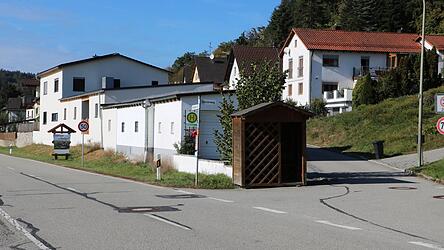 Diese Bushaltestelle ist aus Sicht der Bürger gefährlich: Zu viele Autos bremsen dort erst nach dem Ortsschild herab. Diese Bushaltestelle ist aus Sicht der Bürger gefährlich: Zu viele Autos bremsen dort erst nach dem Ortsschild herab.