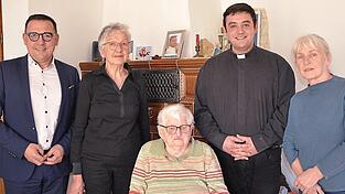 Bürgermeister Christoph Brunner, stellvertretende Landrätin Edeltraud Plattner, die Jubilarin Mathilde Lenz, Pfarrer Michael Osterholzer und die Tochter der Jubilarin Monika Bürgermeister Christoph Brunner, stellvertretende Landrätin Edeltraud Plattner, die Jubilarin Mathilde Lenz, Pfarrer Michael Osterholzer und die Tochter der Jubilarin Monika