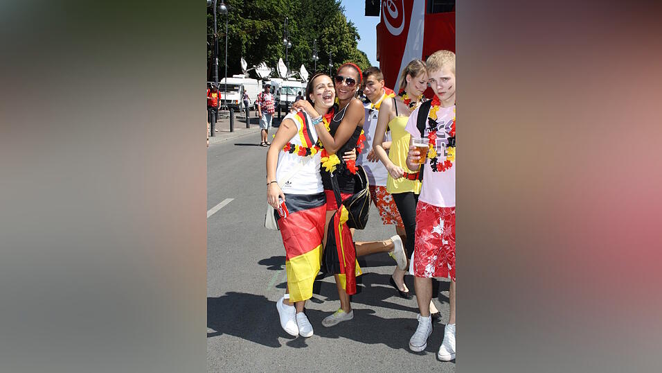 Christian Fertl war am Sonntag auf der Fanmeile in Berlin und erlebte dort das Achtelfinale gegen England auf Großleinwand. Christian Fertl war am Sonntag auf der Fanmeile in Berlin und erlebte dort das Achtelfinale gegen England auf Großleinwand.