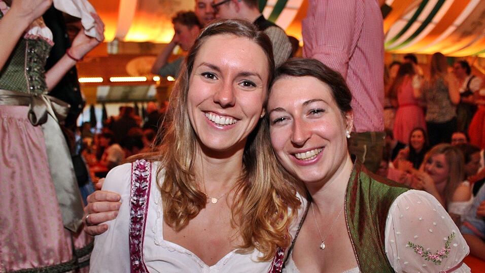 Die Frühjahrsdult 2017 in Landshut neigt sich dem Ende entgegen. Grund genug, noch einmal richtig in den Bierzelten zu feiern - abgerundet vom traditionellen Feuerwerk. Die Frühjahrsdult 2017 in Landshut neigt sich dem Ende entgegen. Grund genug, noch einmal richtig in den Bierzelten zu feiern - abgerundet vom traditionellen Feuerwerk.