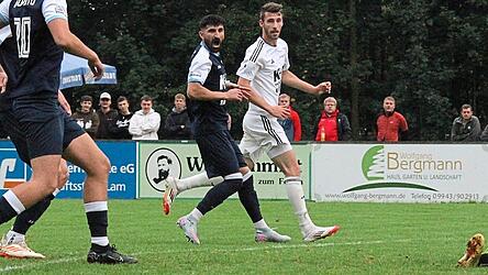Rodings Coach Andreas Klebl hofft beim Gastspiel der „Osserbuam“ (in Weiß), dass der Sieg in Regensburg seinen Spielern genug Selbstvertrauen gegeben hat, um den gefährlichen Lamer Stürmern zu trotzen. Rodings Coach Andreas Klebl hofft beim Gastspiel der „Osserbuam“ (in Weiß), dass der Sieg in Regensburg seinen Spielern genug Selbstvertrauen gegeben hat, um den gefährlichen Lamer Stürmern zu trotzen.