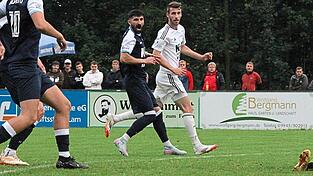 Rodings Coach Andreas Klebl hofft beim Gastspiel der „Osserbuam“ (in Weiß), dass der Sieg in Regensburg seinen Spielern genug Selbstvertrauen gegeben hat, um den gefährlichen Lamer Stürmern zu trotzen. Rodings Coach Andreas Klebl hofft beim Gastspiel der „Osserbuam“ (in Weiß), dass der Sieg in Regensburg seinen Spielern genug Selbstvertrauen gegeben hat, um den gefährlichen Lamer Stürmern zu trotzen.