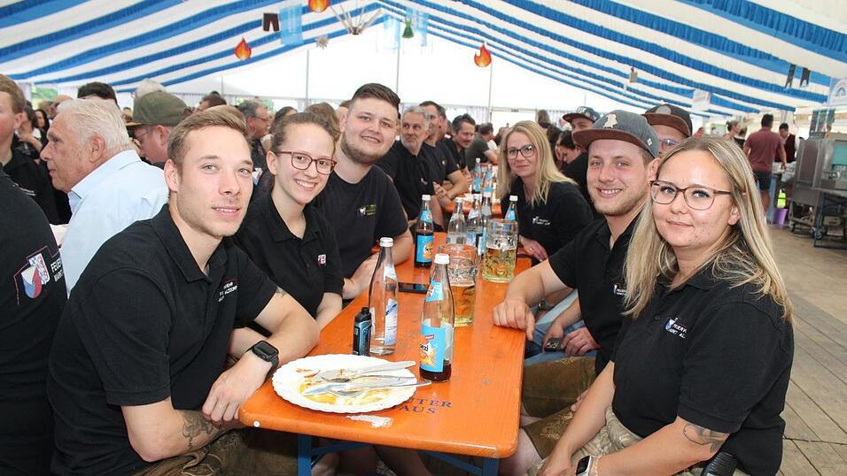 Zur Musik von Headless wurde ausgelassen gefeiert. Zur Musik von Headless wurde ausgelassen gefeiert.