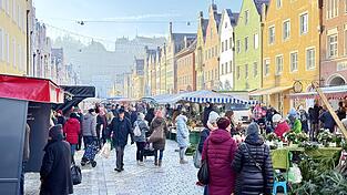 Gut besucht - wie an diesem Freitag - wünschten sich diverse Marktkaufleute den Wochenmarkt auch zum Ende des Jahres. Die Bitte, ihn einen Tag vor Silvester stattfinden zu lassen, lehnte die Verwaltung zunächst kategorisch ab. Jetzt aber ist Bewegung in die Sache gekommen. Gut besucht - wie an diesem Freitag - wünschten sich diverse Marktkaufleute den Wochenmarkt auch zum Ende des Jahres. Die Bitte, ihn einen Tag vor Silvester stattfinden zu lassen, lehnte die Verwaltung zunächst kategorisch ab. Jetzt aber ist Bewegung in die Sache gekommen.