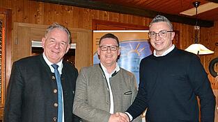 Freie Wähler-Kreisvorsitzender Christian Nerb (links) und Dennis Diermeier als Vorsitzender der FW-Kreisvereinigung (rechts) wünschten Bürgermeisterkandidat Helmut Fichtner und seinen Mitstreitern viel Erfolg bei der Kommunalwahl im März nächsten Jahres. Freie Wähler-Kreisvorsitzender Christian Nerb (links) und Dennis Diermeier als Vorsitzender der FW-Kreisvereinigung (rechts) wünschten Bürgermeisterkandidat Helmut Fichtner und seinen Mitstreitern viel Erfolg bei der Kommunalwahl im März nächsten Jahres.