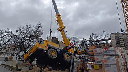 Die gesamte Front des Autokrans hängt in der Luft. Die Bergung dauert bis in die Abendstunden. Die gesamte Front des Autokrans hängt in der Luft. Die Bergung dauert bis in die Abendstunden.