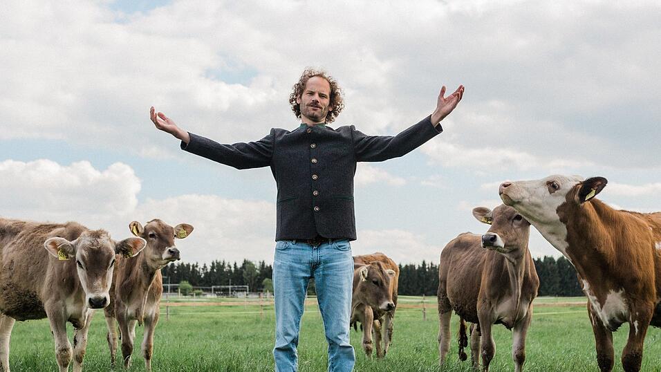 'Demokratie ist für mich epischer Streit oberhalb der Gürtellinie', sagt Maxi Schafroth. Am 17. November kommt er wegen der großen Nachfrage zu einem Zusatzauftritt nach Straubing. 'Demokratie ist für mich epischer Streit oberhalb der Gürtellinie', sagt Maxi Schafroth. Am 17. November kommt er wegen der großen Nachfrage zu einem Zusatzauftritt nach Straubing.