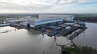Die Wolken über der Meyer Werft in Papenburg werden weniger – neue Aufträge für Kreuzfahrtschiffe garantieren die Auslastung für die kommenden zehn Jahre. Die Wolken über der Meyer Werft in Papenburg werden weniger – neue Aufträge für Kreuzfahrtschiffe garantieren die Auslastung für die kommenden zehn Jahre.