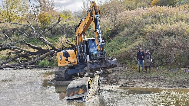 Donnerstagvormittag wurde das Fahrzeug aus dem Nebengewässer der Donau bei Pillmoos gezogen. Es handelt sich um einen Opel, der dort vermutlich schon länger liegt. Donnerstagvormittag wurde das Fahrzeug aus dem Nebengewässer der Donau bei Pillmoos gezogen. Es handelt sich um einen Opel, der dort vermutlich schon länger liegt.