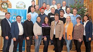 FW-Kreisvorsitzender Harald Stadler und MdL Tobias Gotthardt (vorne von links) sowie Landrätin Tanja Schweiger gratulierten den Nominierten zum Votum von 100 Prozent. Mit Bürgermeisterkandidat Hans-Peter Landsmann (vorn, Vierter von rechts) wollen die FW/BF Barbing neuen Aufschwung verleihen. FW-Kreisvorsitzender Harald Stadler und MdL Tobias Gotthardt (vorne von links) sowie Landrätin Tanja Schweiger gratulierten den Nominierten zum Votum von 100 Prozent. Mit Bürgermeisterkandidat Hans-Peter Landsmann (vorn, Vierter von rechts) wollen die FW/BF Barbing neuen Aufschwung verleihen.