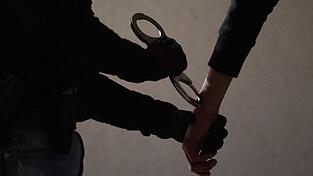 Die drei jungen Männer wurden am Mittwoch festgenommen. (Symbolbild) Die drei jungen Männer wurden am Mittwoch festgenommen. (Symbolbild)