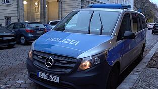 Ein Polizeiauto steht nach vermeintlichen Anschlagsandrohungen vor einer Berliner Schule. Ein Polizeiauto steht nach vermeintlichen Anschlagsandrohungen vor einer Berliner Schule.
