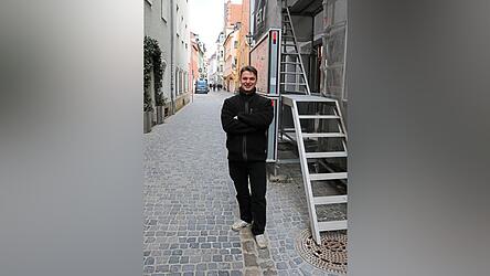 Noch steht vor Johannes Feifels Buchhandlung in der Oberen Bachgasse 19 ein Gerüst. Doch schon bald sollen sich hier Fantasy-Liebhaber heimisch fühlen. Seine Buchhandlung „Der Bücherdrache“ befindet sich direkt neben dem neuen Laden „Spielhöhle“. Zwischen den Kunden beider Läden dürfte es wohl Überschneidungen geben. Noch steht vor Johannes Feifels Buchhandlung in der Oberen Bachgasse 19 ein Gerüst. Doch schon bald sollen sich hier Fantasy-Liebhaber heimisch fühlen. Seine Buchhandlung „Der Bücherdrache“ befindet sich direkt neben dem neuen Laden „Spielhöhle“. Zwischen den Kunden beider Läden dürfte es wohl Überschneidungen geben.