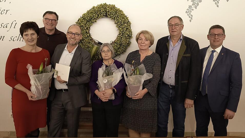 Die Verabschiedeten und Geehrten: Konrad Zimmerer (3.v.l.) mit seiner Partnerin Elisabeth Bäuml (links), dahinter Ernst Wengermeier, Rosemarie Oesterreicher, Heidi Brunner mit ihrem Gatten Georg sowie Bürgermeister Helmut Fichtner (v.l.). Die Verabschiedeten und Geehrten: Konrad Zimmerer (3.v.l.) mit seiner Partnerin Elisabeth Bäuml (links), dahinter Ernst Wengermeier, Rosemarie Oesterreicher, Heidi Brunner mit ihrem Gatten Georg sowie Bürgermeister Helmut Fichtner (v.l.).