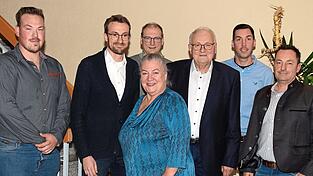 Der Bürgermeisterkandidat der Freien Wähler, Walter Schmidt (3.v.r.), mit den Gemeinderatskandidaten (v.l.) Tobias Würfl, Thomas Schmidt, Florian Böck, Ingrid Würfl, Sebastian Zitzelsberger und Andreas Apold . Der Bürgermeisterkandidat der Freien Wähler, Walter Schmidt (3.v.r.), mit den Gemeinderatskandidaten (v.l.) Tobias Würfl, Thomas Schmidt, Florian Böck, Ingrid Würfl, Sebastian Zitzelsberger und Andreas Apold .