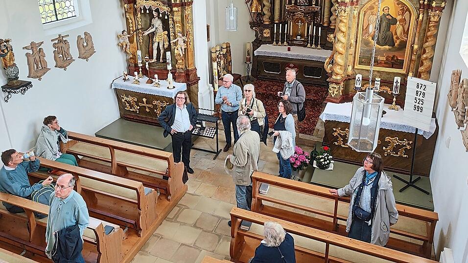 Organist Heinrich Reif (fünfter von links) erklärt den Teilnehmern der Orgelfahrt in den Landkreis Straubing-Bogen die Geschichte der historischen Orgel der Wallfahrtskirche Antenring bei Perkam, die anschließend von Wolfgang Kraus (vierter von links) musikalisch vorgestellt wird. Weitere Ziele waren Atting, Aiterhofen, Perkam, Hirschling, Antenring und die Kirche Christkönig in Straubing. Organist Heinrich Reif (fünfter von links) erklärt den Teilnehmern der Orgelfahrt in den Landkreis Straubing-Bogen die Geschichte der historischen Orgel der Wallfahrtskirche Antenring bei Perkam, die anschließend von Wolfgang Kraus (vierter von links) musikalisch vorgestellt wird. Weitere Ziele waren Atting, Aiterhofen, Perkam, Hirschling, Antenring und die Kirche Christkönig in Straubing.