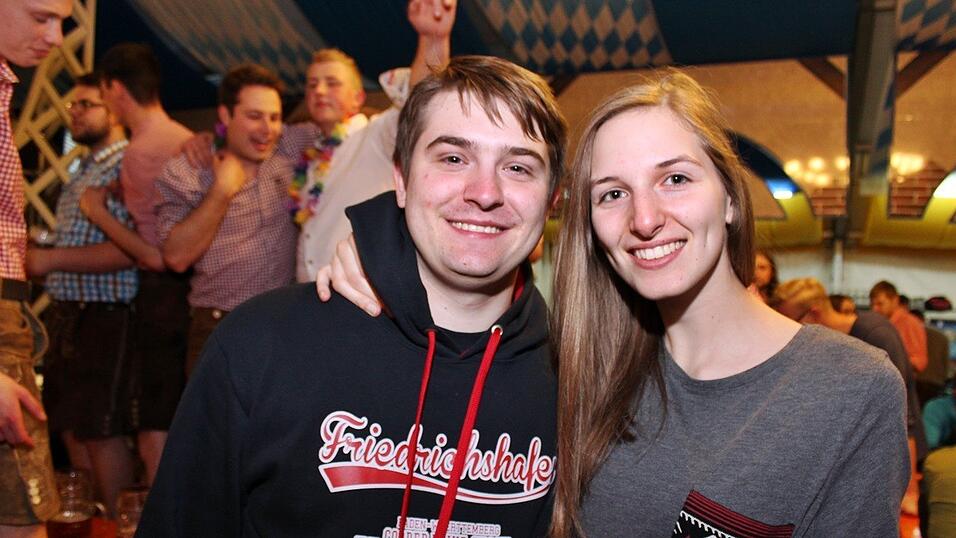 Die Frühjahrsdult 2017 in Landshut neigt sich dem Ende entgegen. Grund genug, noch einmal richtig in den Bierzelten zu feiern - abgerundet vom traditionellen Feuerwerk. Die Frühjahrsdult 2017 in Landshut neigt sich dem Ende entgegen. Grund genug, noch einmal richtig in den Bierzelten zu feiern - abgerundet vom traditionellen Feuerwerk.