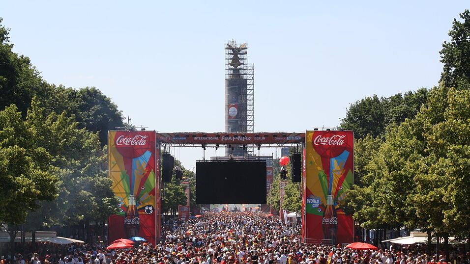 Christian Fertl war am Sonntag auf der Fanmeile in Berlin und erlebte dort das Achtelfinale gegen England auf Großleinwand. Christian Fertl war am Sonntag auf der Fanmeile in Berlin und erlebte dort das Achtelfinale gegen England auf Großleinwand.