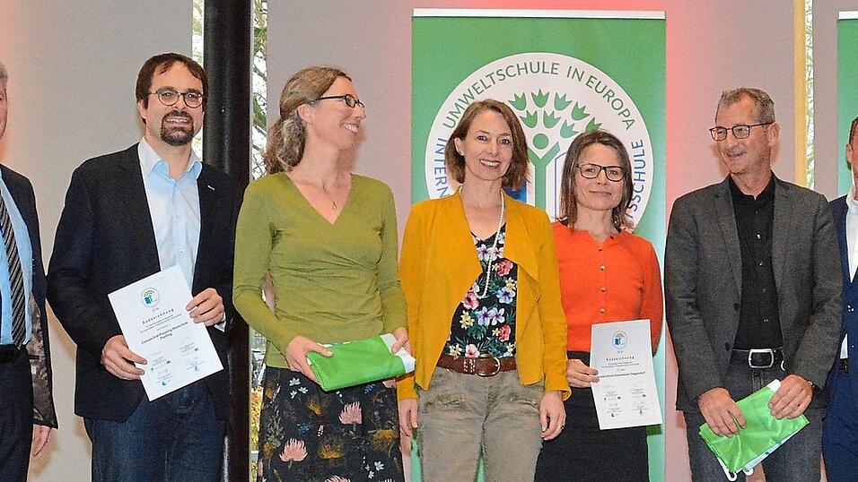 Umweltminister Thorsten Glauber (r.) überreichte auch der Plattlinger Delegation mit (v.l.) Direktor Karl-Heinz Mathy, Markus Prölß und Anita Goller. Umweltminister Thorsten Glauber (r.) überreichte auch der Plattlinger Delegation mit (v.l.) Direktor Karl-Heinz Mathy, Markus Prölß und Anita Goller.
