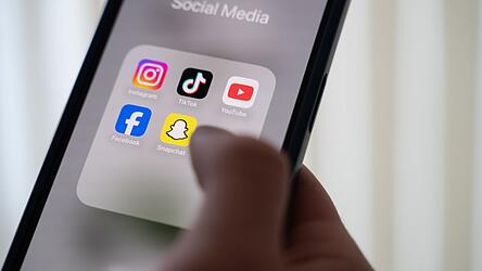 Um ein Social-Media-Verbot durchzusetzen, bräuchte es eine zuverlässige Möglichkeit zur Alterskontrolle. Um ein Social-Media-Verbot durchzusetzen, bräuchte es eine zuverlässige Möglichkeit zur Alterskontrolle.