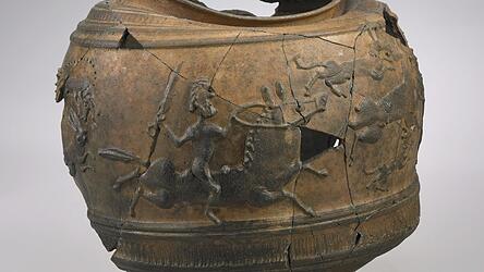 Ein sogenannter Jagdbecher aus der Produktion einer römischen Töpferei in Straubing. Fehlbrand aus dem 2. Jahrhundert. Ein sogenannter Jagdbecher aus der Produktion einer römischen Töpferei in Straubing. Fehlbrand aus dem 2. Jahrhundert.