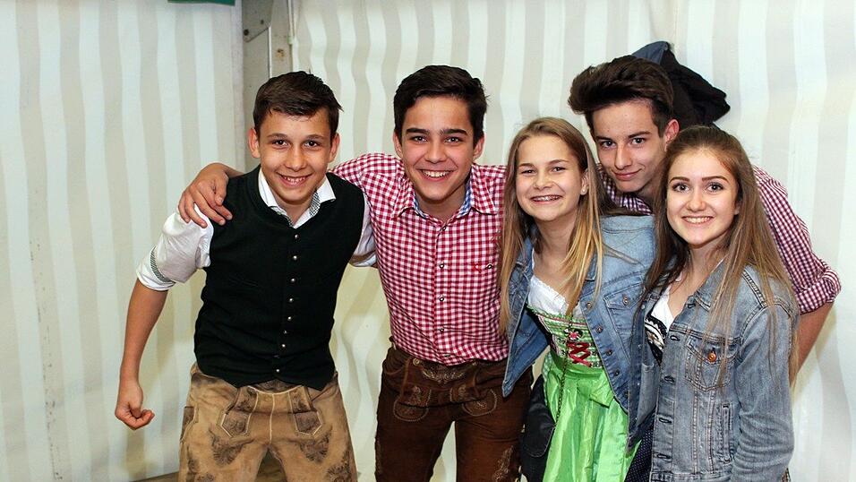 Die Frühjahrsdult 2017 in Landshut neigt sich dem Ende entgegen. Grund genug, noch einmal richtig in den Bierzelten zu feiern - abgerundet vom traditionellen Feuerwerk. Die Frühjahrsdult 2017 in Landshut neigt sich dem Ende entgegen. Grund genug, noch einmal richtig in den Bierzelten zu feiern - abgerundet vom traditionellen Feuerwerk.