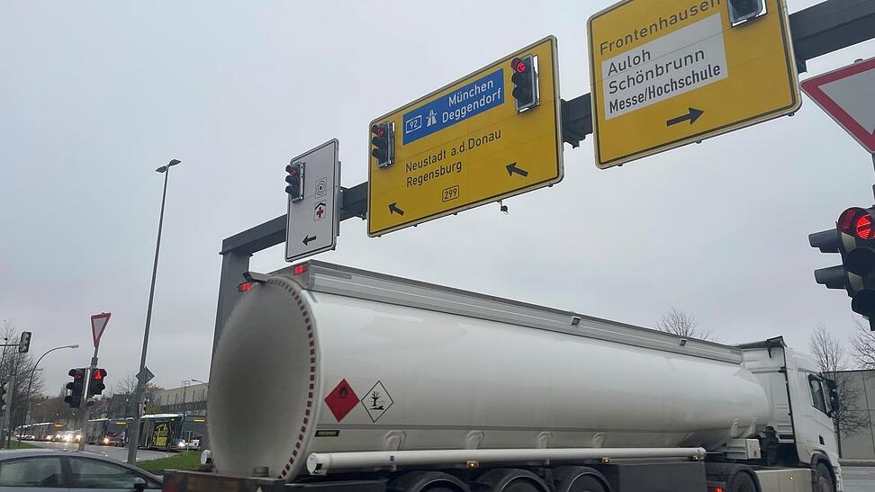 Ein Lkw fährt trotz roter Ampel noch in die Kreuzung ein. Ein Lkw fährt trotz roter Ampel noch in die Kreuzung ein.