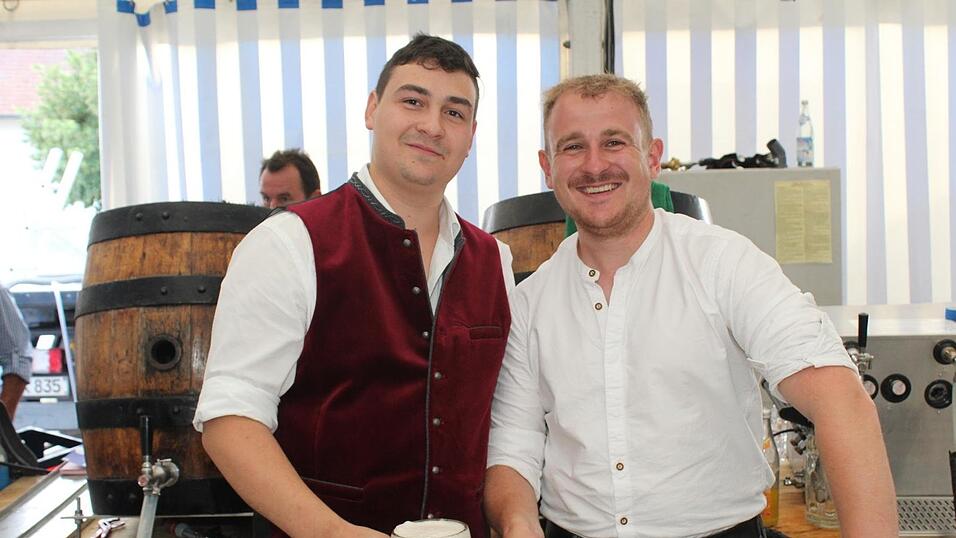 Zur Musik von Headless wurde ausgelassen gefeiert. Zur Musik von Headless wurde ausgelassen gefeiert.