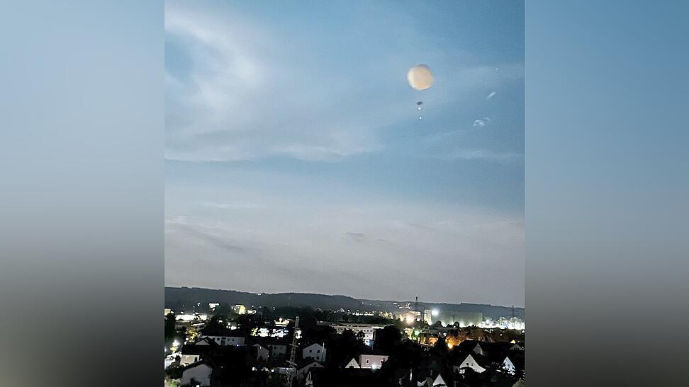 Ein weißer Fleck zog am Altdorfer Himmel. Ein weißer Fleck zog am Altdorfer Himmel.