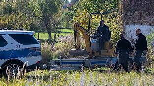 Polizisten untersuchen mit einem Bagger ein Grundstück in Herzberg (Landkreis Oder-Spree). Polizisten untersuchen mit einem Bagger ein Grundstück in Herzberg (Landkreis Oder-Spree).