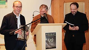 Werner Petschko überreichte die ersten Exemplar an Dekan Jürgen Josef Eckl (r.) und Bürgermeister Martin Hiergeist (l.). Werner Petschko überreichte die ersten Exemplar an Dekan Jürgen Josef Eckl (r.) und Bürgermeister Martin Hiergeist (l.).