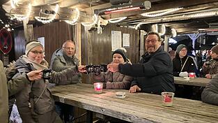 Einen Becher Glühwein und ein guter Ratsch - das macht den Christkindlmarkt aus. Einen Becher Glühwein und ein guter Ratsch - das macht den Christkindlmarkt aus.